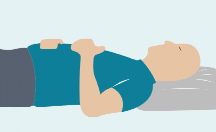 Coloque uma mão no peito e a outra na barriga