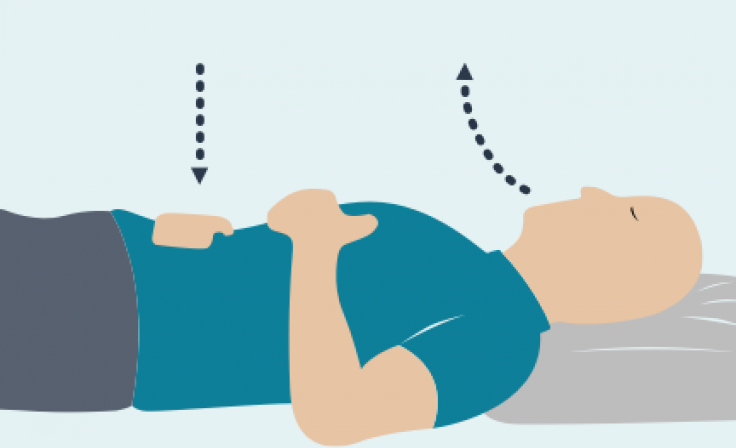 À medida que expira lentamente através dos lábios apertados